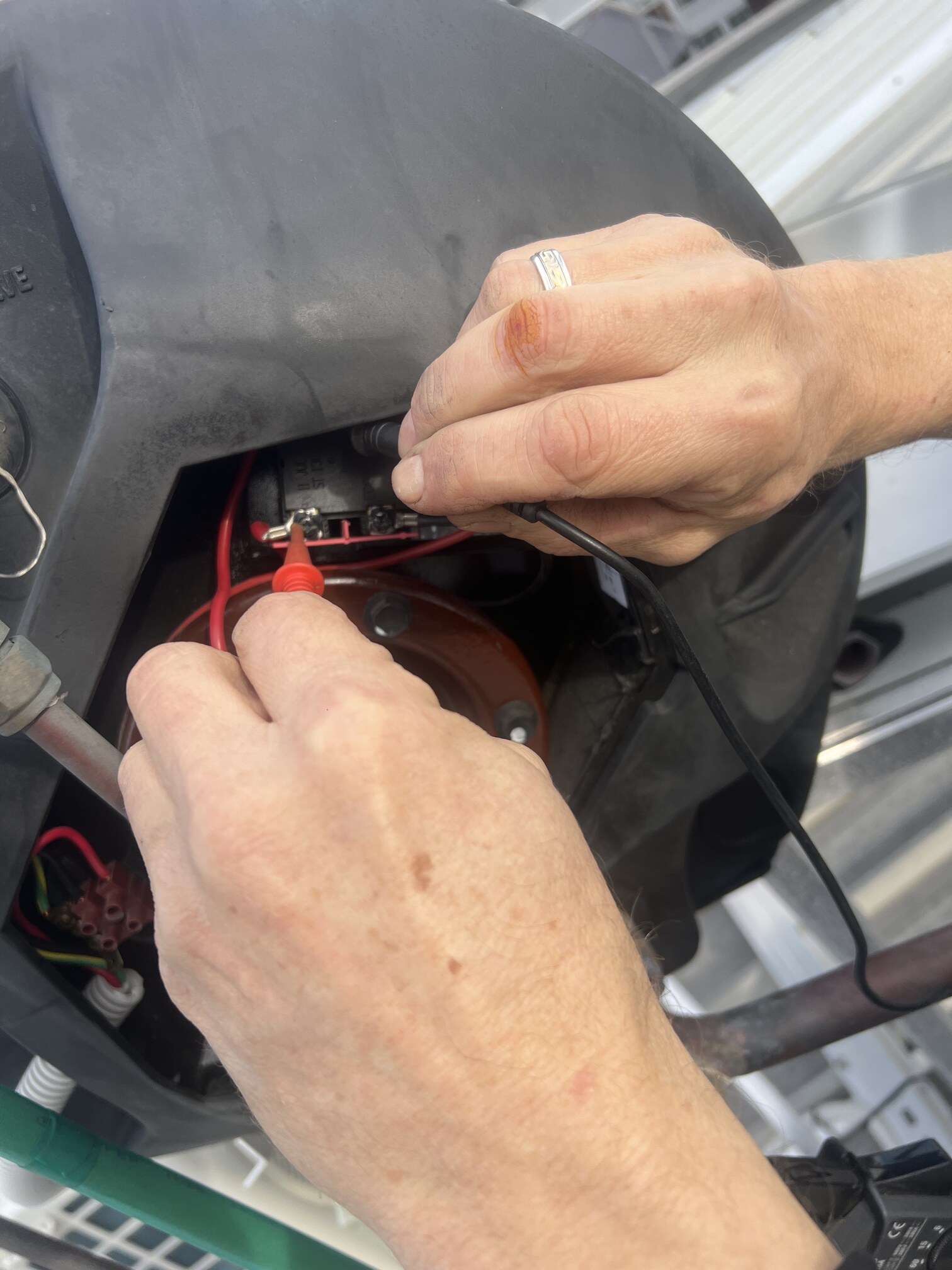 Emergency Hot Water Repairs technician with a new hot water system in Croydon