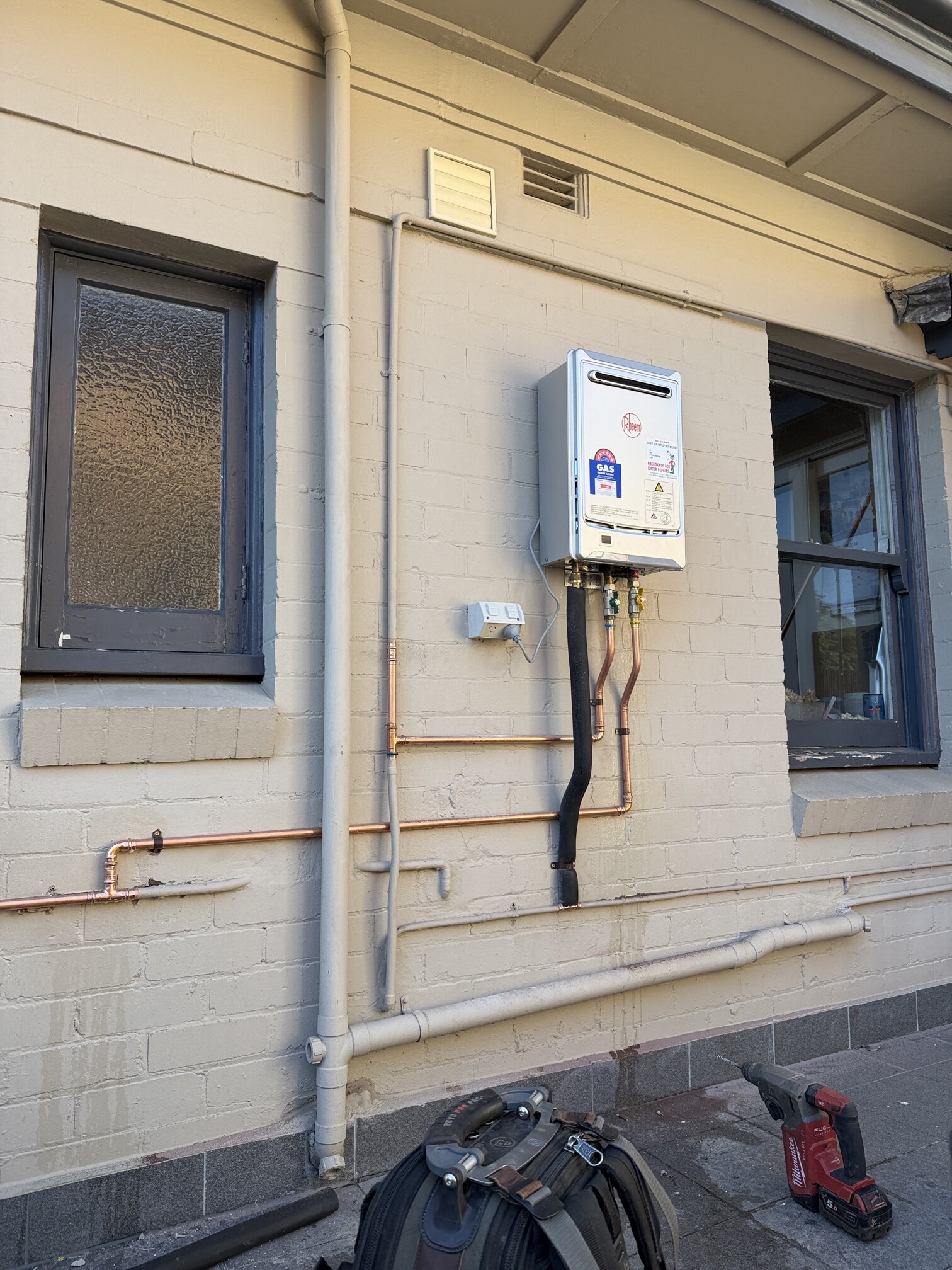 Emergency Hot Water Repairs technician with a new hot water system in South Hurstville